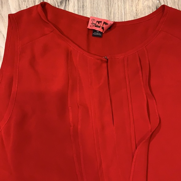Red sleeveless flutter blouse - Picture 2 of 8